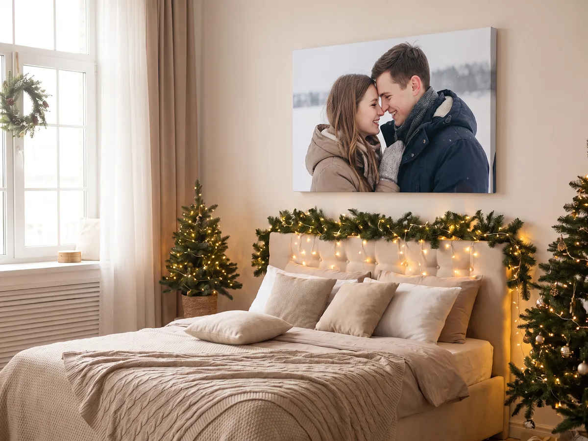 Leinwand mit Paarfoto über einem Bett mit Lichterkette