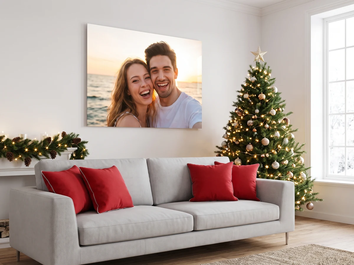 Acrylglasbild mit Paarfoto in einem Wohnzimmer