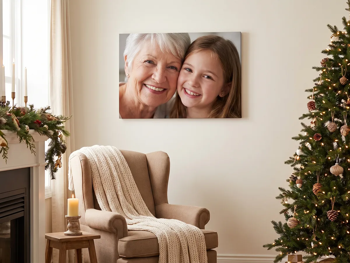Leinwand mit Foto von Oma und Enkelin über einem Sessel