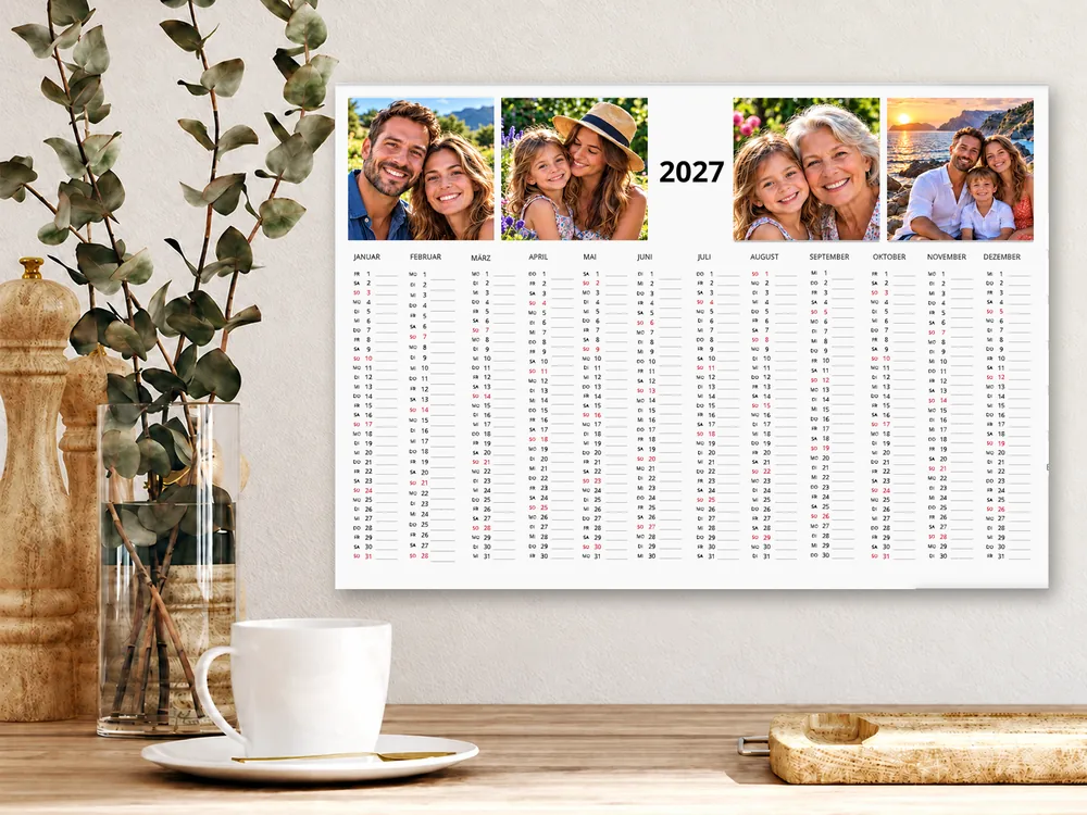 Jahresplaner 2027 mit vier Fotos an der Wand