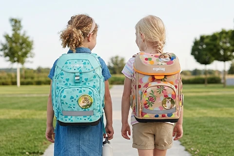 Kinder mit personalisierten ergobag Kletties auf dem Schulweg