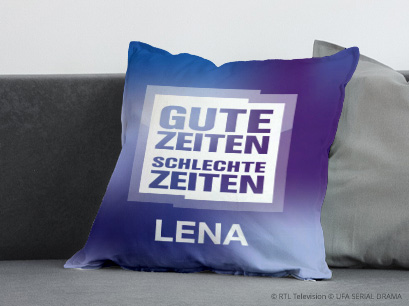 GZSZ Kissen blau auf einer Couch