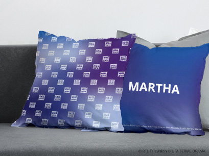 GZSZ Kissen blau Logo auf einer Couch
