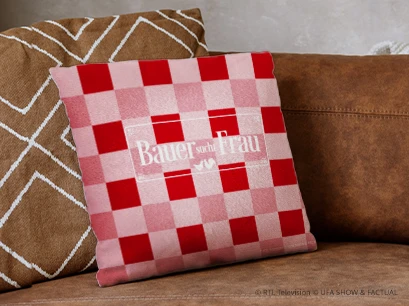 Premium Kissen Karo rot auf einer Couch