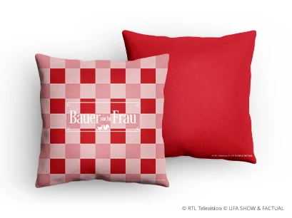 zwei Premium Kissen Karo rot flach liegend