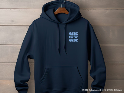 GZSZ Hoodie blau Berlin auf einem Kleiderbügel
