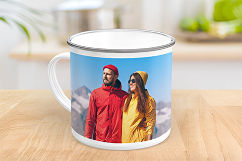 Emaille Tasse personalisiert Raumansicht