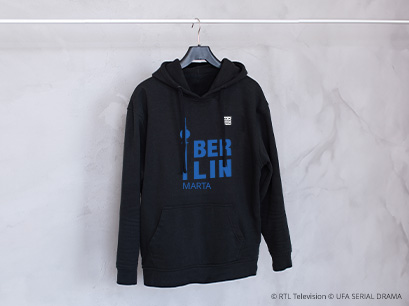 GZSZ Hoodie schwarz auf einem Kleiderbügel
