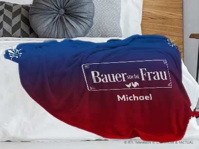 Premium Decke blau-rot auf einem Bett