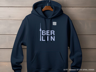 GZSZ Hoodie schwarz Logo klein auf einem Kleiderbügel