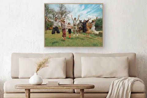 großes Leinwandporträt über dem Sofa
