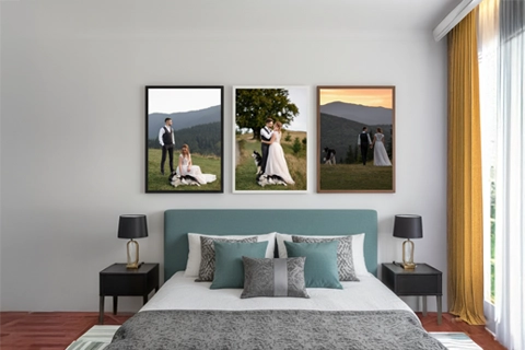 Set gerahmter Leinwände in einem Schlafzimmer