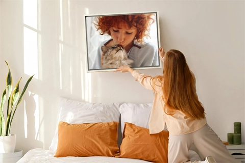 Gerahmte Leinwand mit einem Porträt eines Kindes und einer Katze
