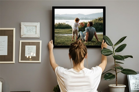 Gerahmte Leinwand mit einem Bild von einem Vater und seinem Sohn