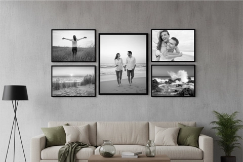 Gerahmte Leinwand mit Strandmotiv, die im Wohnzimmer ausgestellt ist